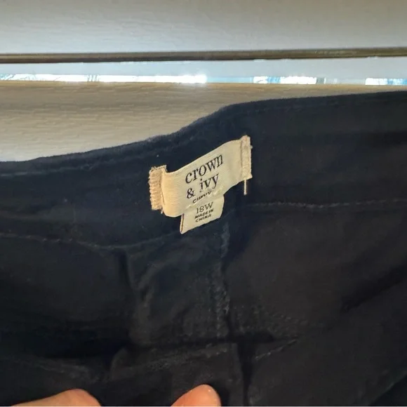 Crown & Ivy Black Cropped Jeans with White Floral Detail - Picture 2 of 4